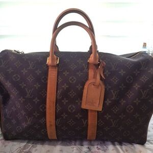 LV duffel bag size 45 
Still in good condition leather is good 
No holes $stains